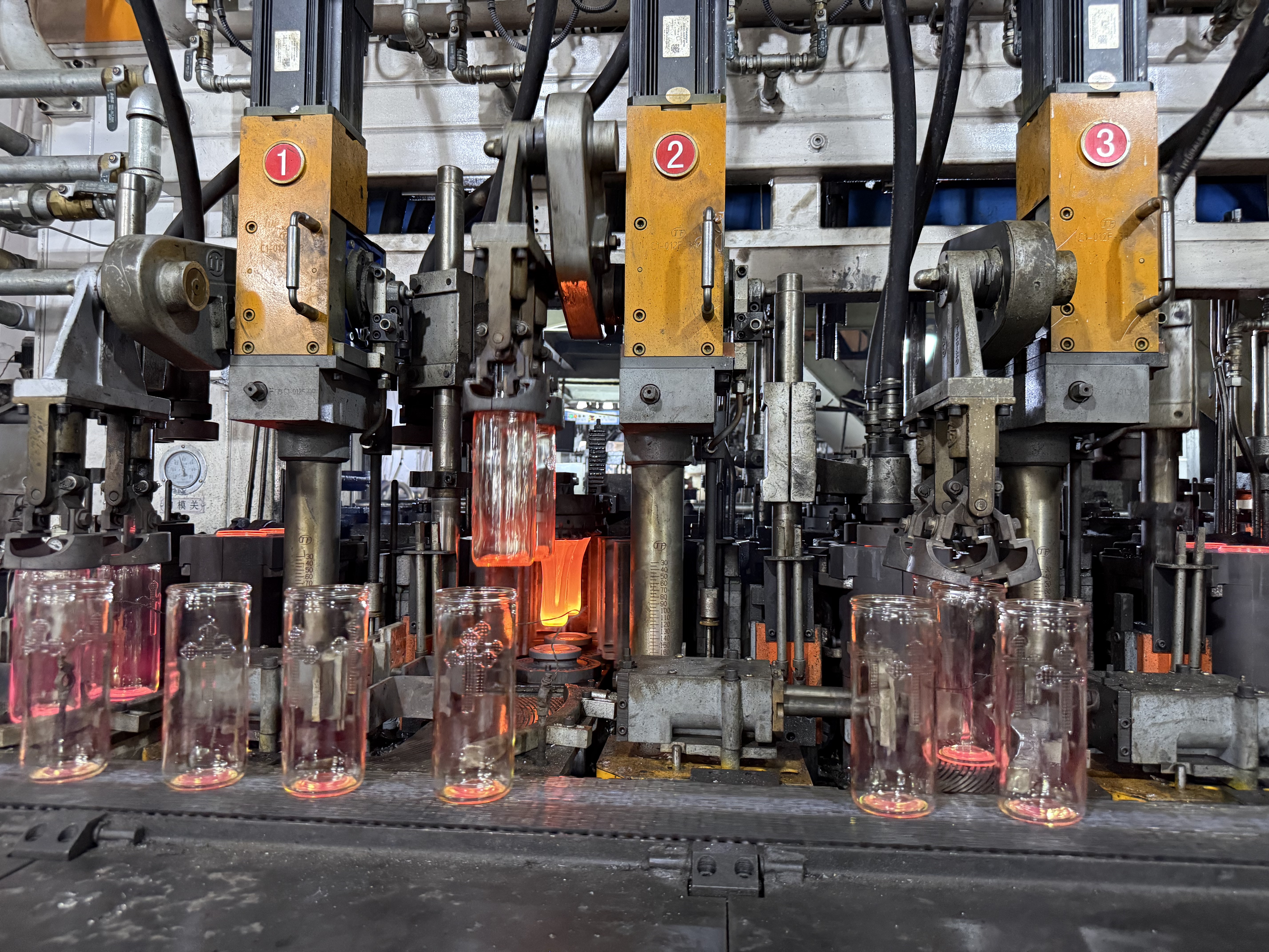 Amber vs Clear Glass: Which is Better for Cosmetics?